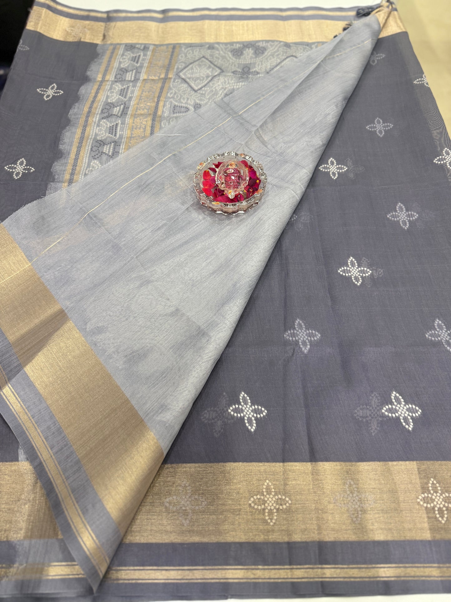 Woven Saree with Contrast Border and Tassel Pallu for Women