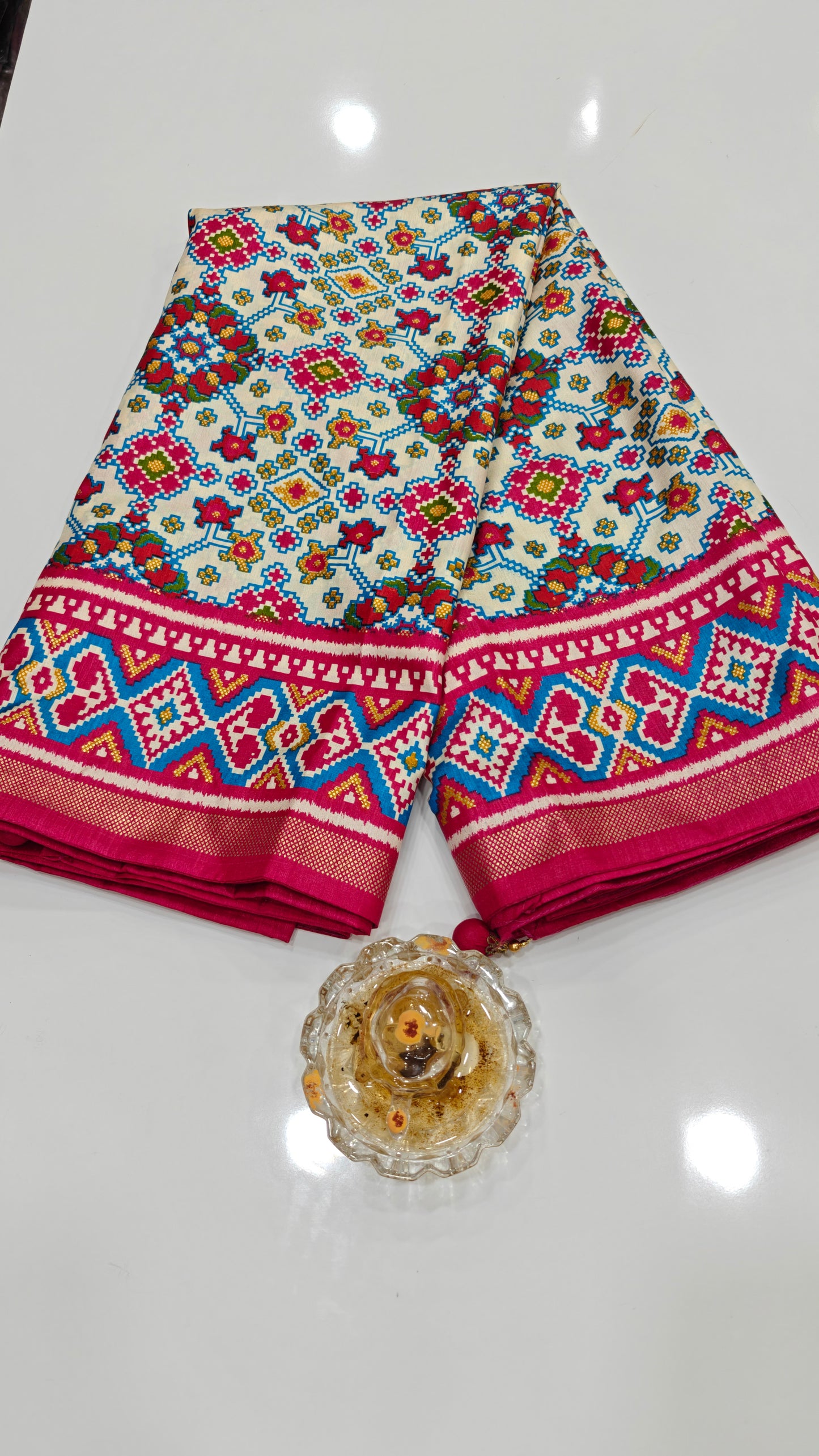 PS-B01 - Cream and rani pink floral Patola Sigma silk saree with belt - folded base