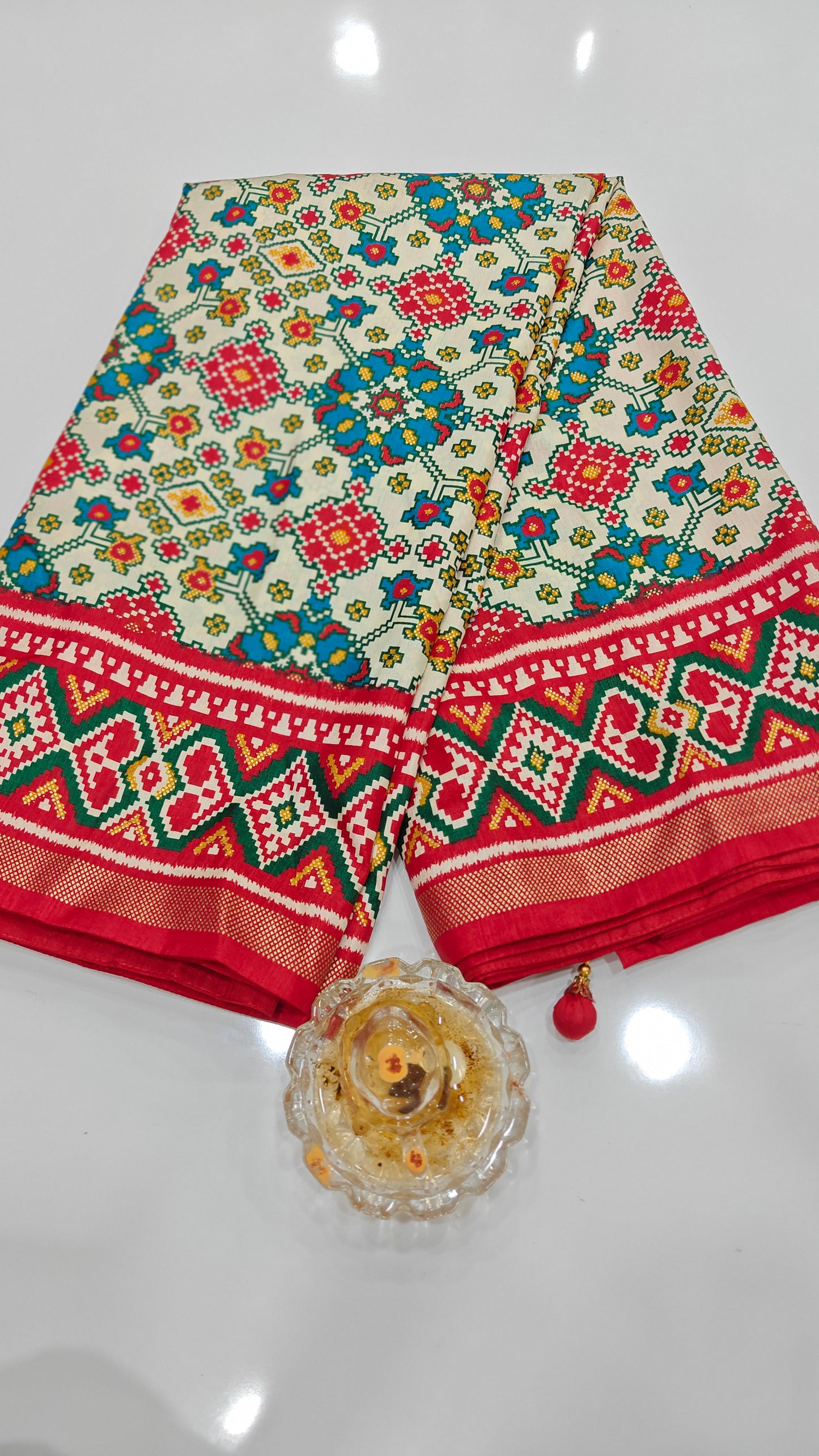 PS-B02 - Cream and red floral Patola Sigma silk saree with belt - folded base