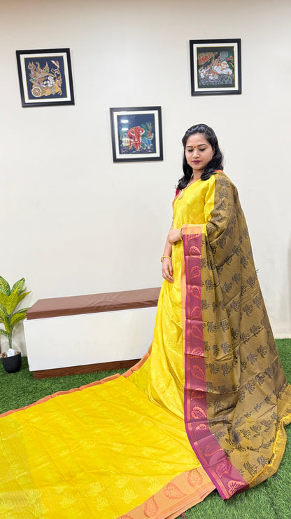 3D Emboss Soft Silk Saree with Contrast Chitt Pallu and Running Blouse – Art Silk Collection