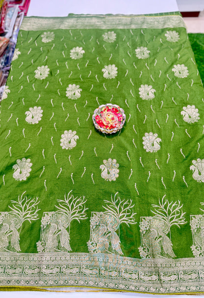 Pure Crepe Saree with Designer Contrast Blouse – Lightweight Festive Wear for Women