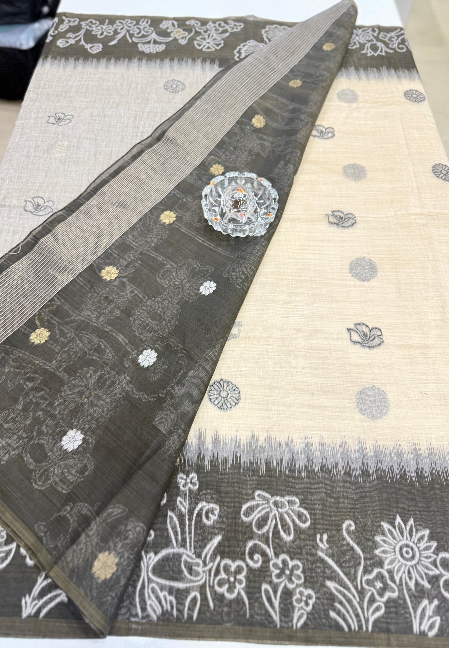 Munga cotton handloom weaving saree with woven floral border and tassel pallu for women