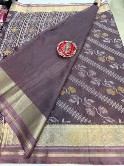 Women’s ikat style woven saree with contrast border and tassel pallu