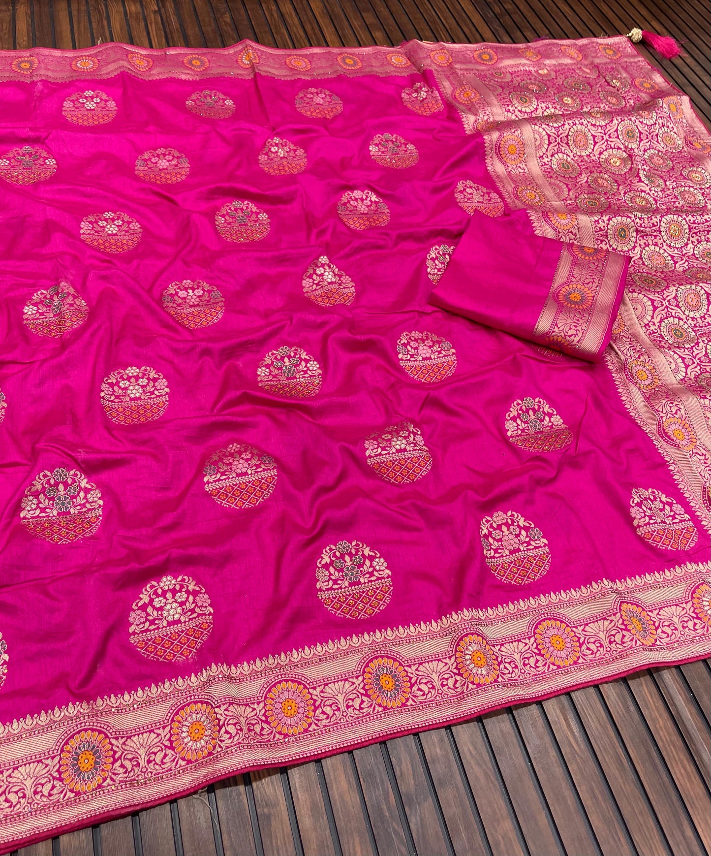 Banarasi Dola Silk Saree with Meenakari Jaal Weaving, Zari Pallu, and Butti Blouse – Royal Splendor Collection