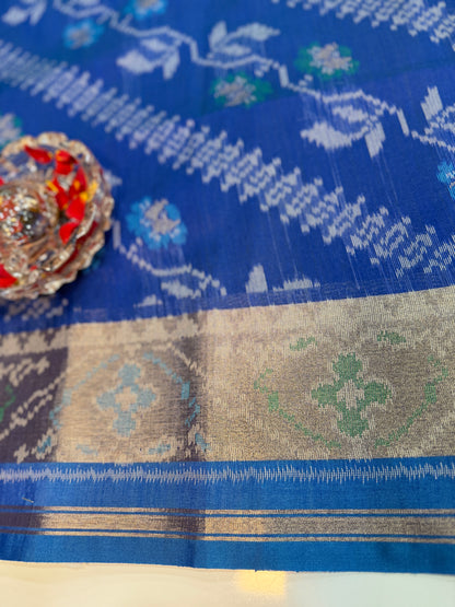 Women’s ikat style woven saree with contrast border and tassel pallu