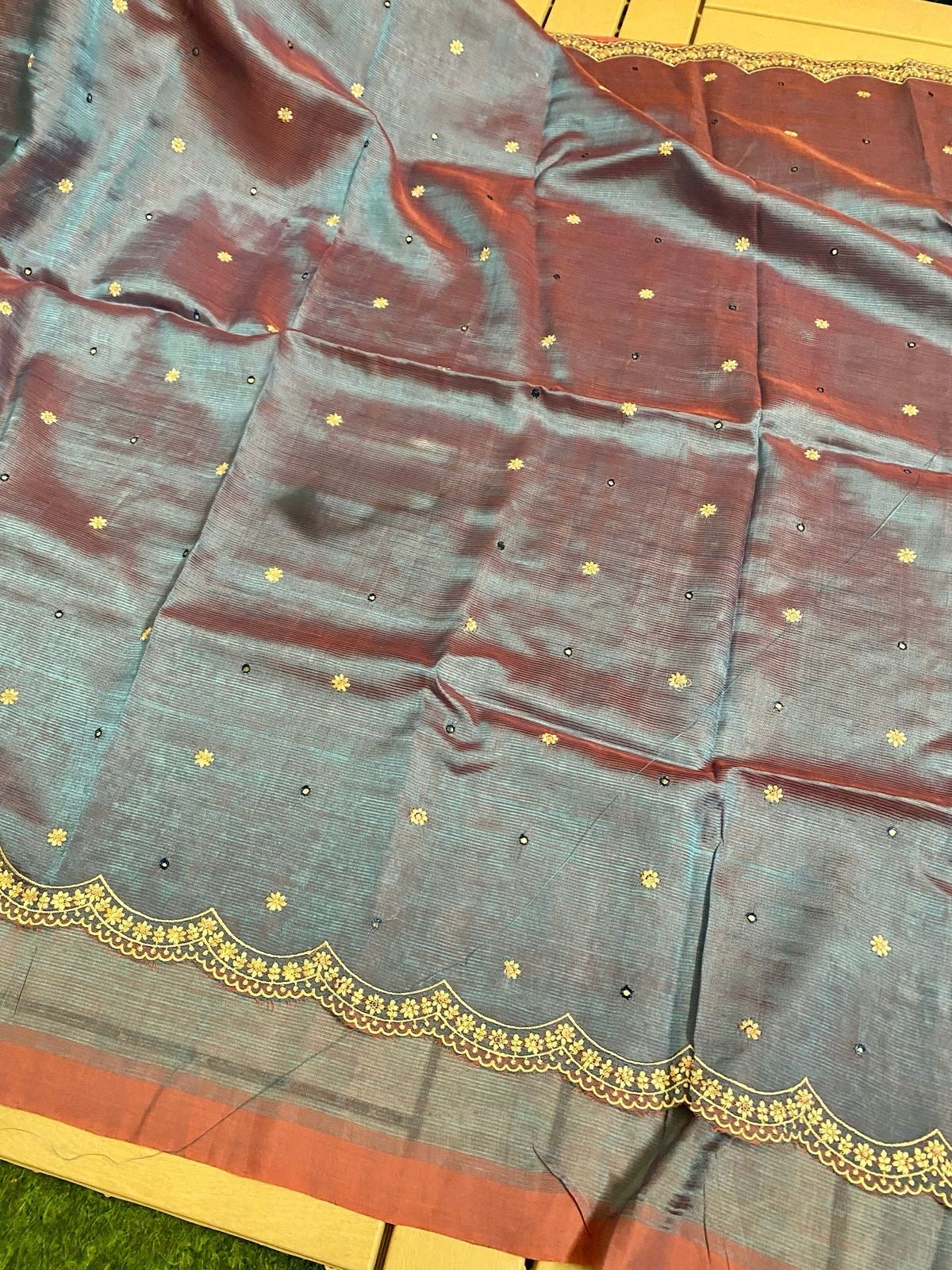 Mangalgiri Silk Saree with Chikankari Embroidery, Scallop Border, and Zari Pallu for Women – Contrast Blouse Included