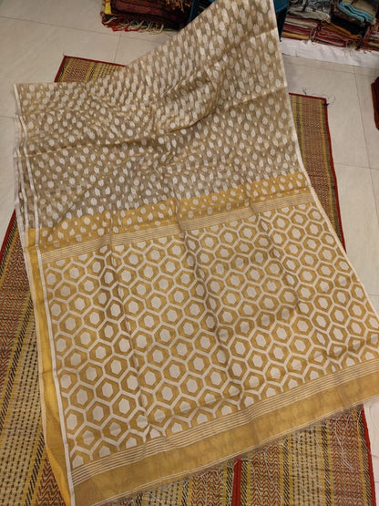 Handwoven Muslin Jamdani Saree with Traditional Weaving and Blouse Piece for Women