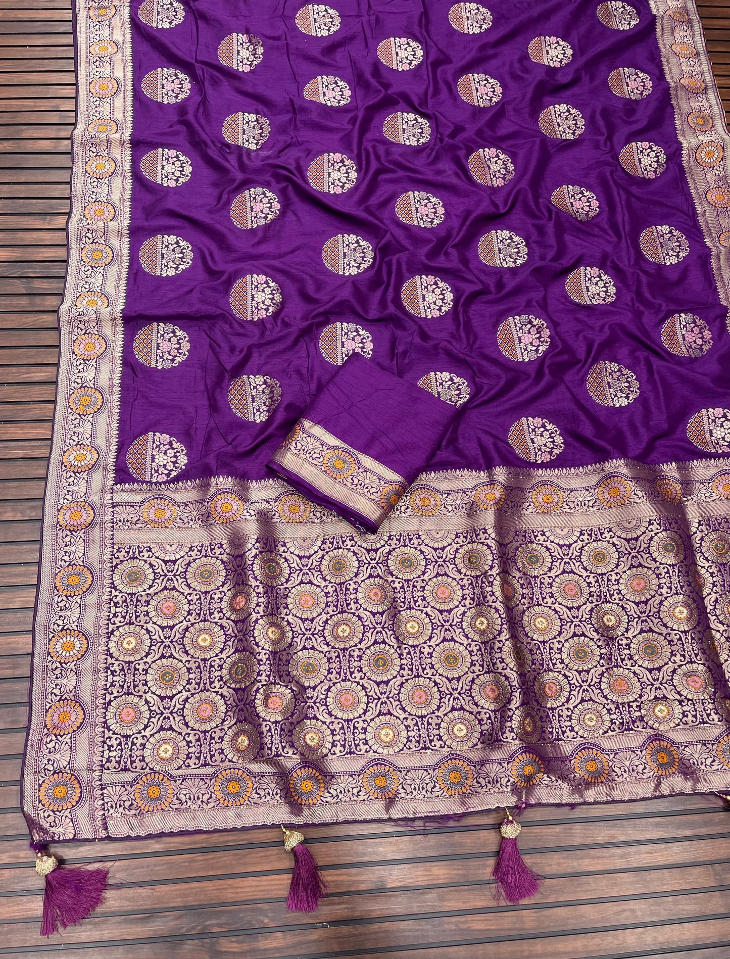 Banarasi Dola Silk Saree with Meenakari Jaal Weaving, Zari Pallu, and Butti Blouse – Royal Splendor Collection