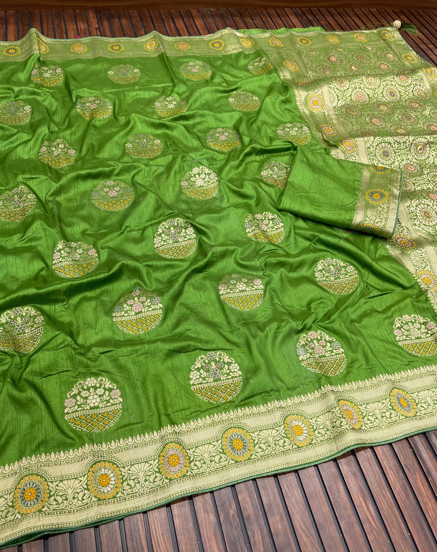 Banarasi Dola Silk Saree with Meenakari Jaal Weaving, Zari Pallu, and Butti Blouse – Royal Splendor Collection