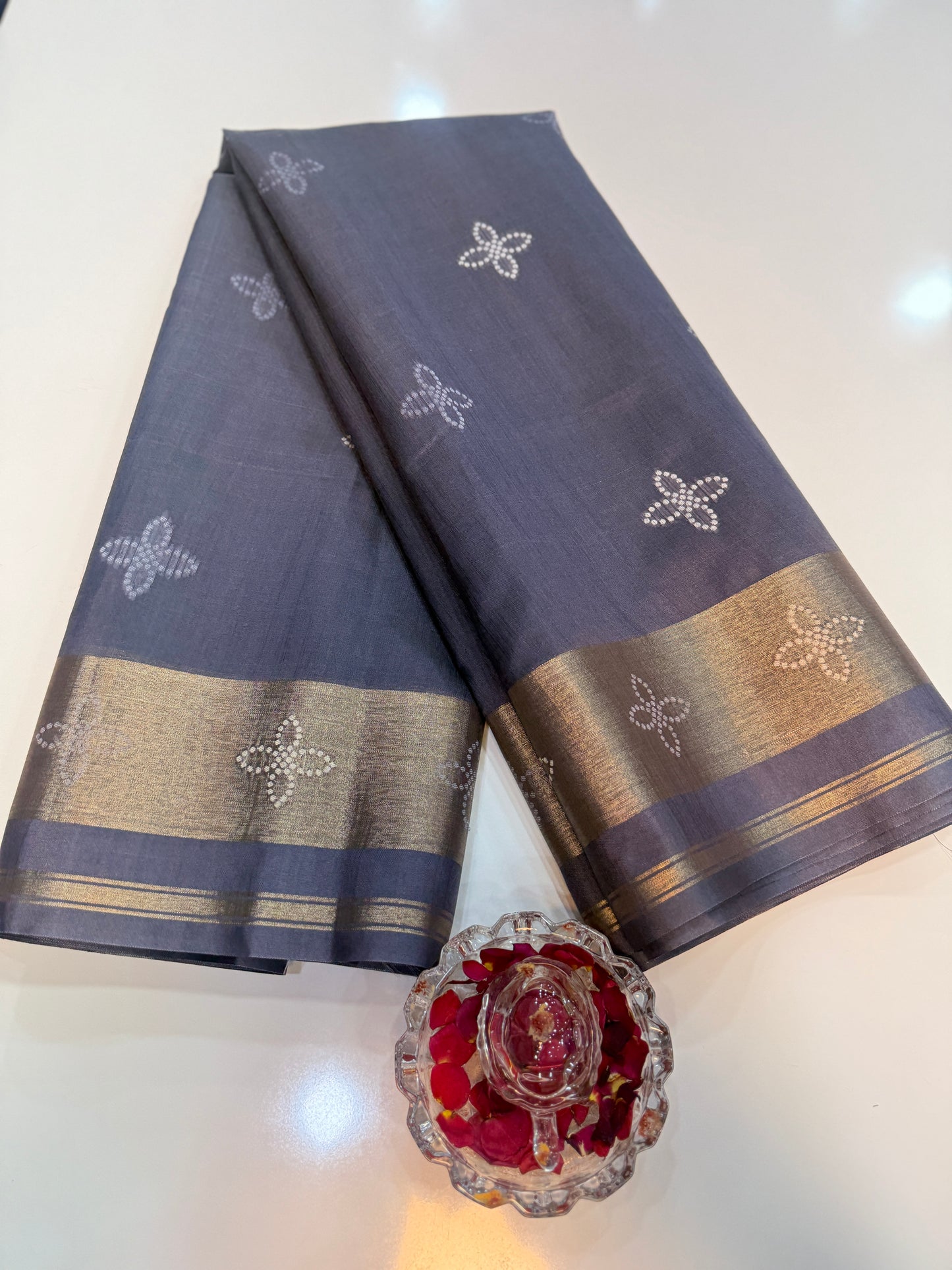 Woven Saree with Contrast Border and Tassel Pallu for Women