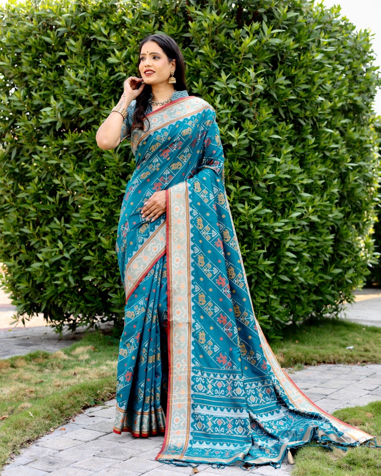 Ikkat Patola Silk Saree with Contrast Zari Weaving and Kanchi Borders – Festive Wear