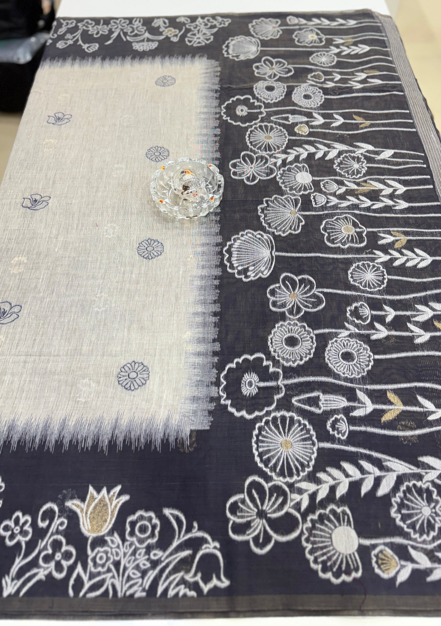 Munga cotton handloom weaving saree with woven floral border and tassel pallu for women