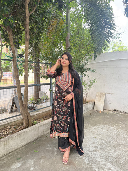 Crepe Kurta Pant Dupatta Set with Embroidery Detailing – Women’s Festive Ethnic Wear (Sizes L–3XL)