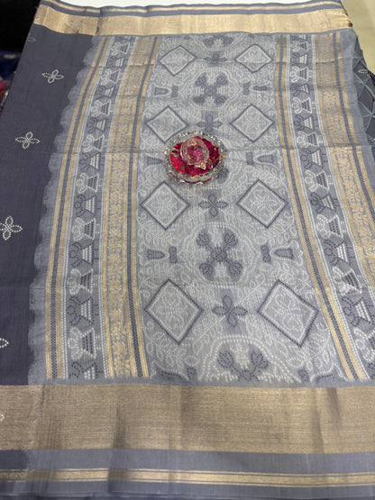 Woven Saree with Contrast Border and Tassel Pallu for Women