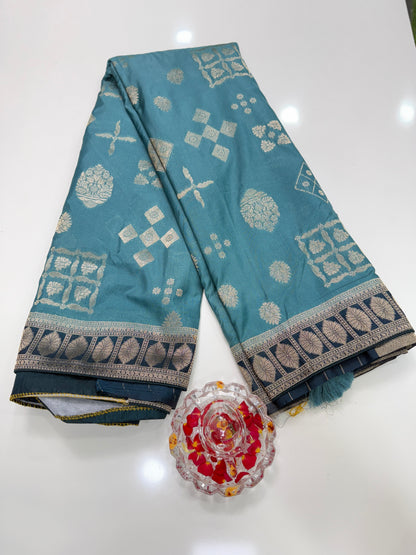 Pure Crepe Saree with Designer Contrast Blouse – Lightweight Festive Wear for Women