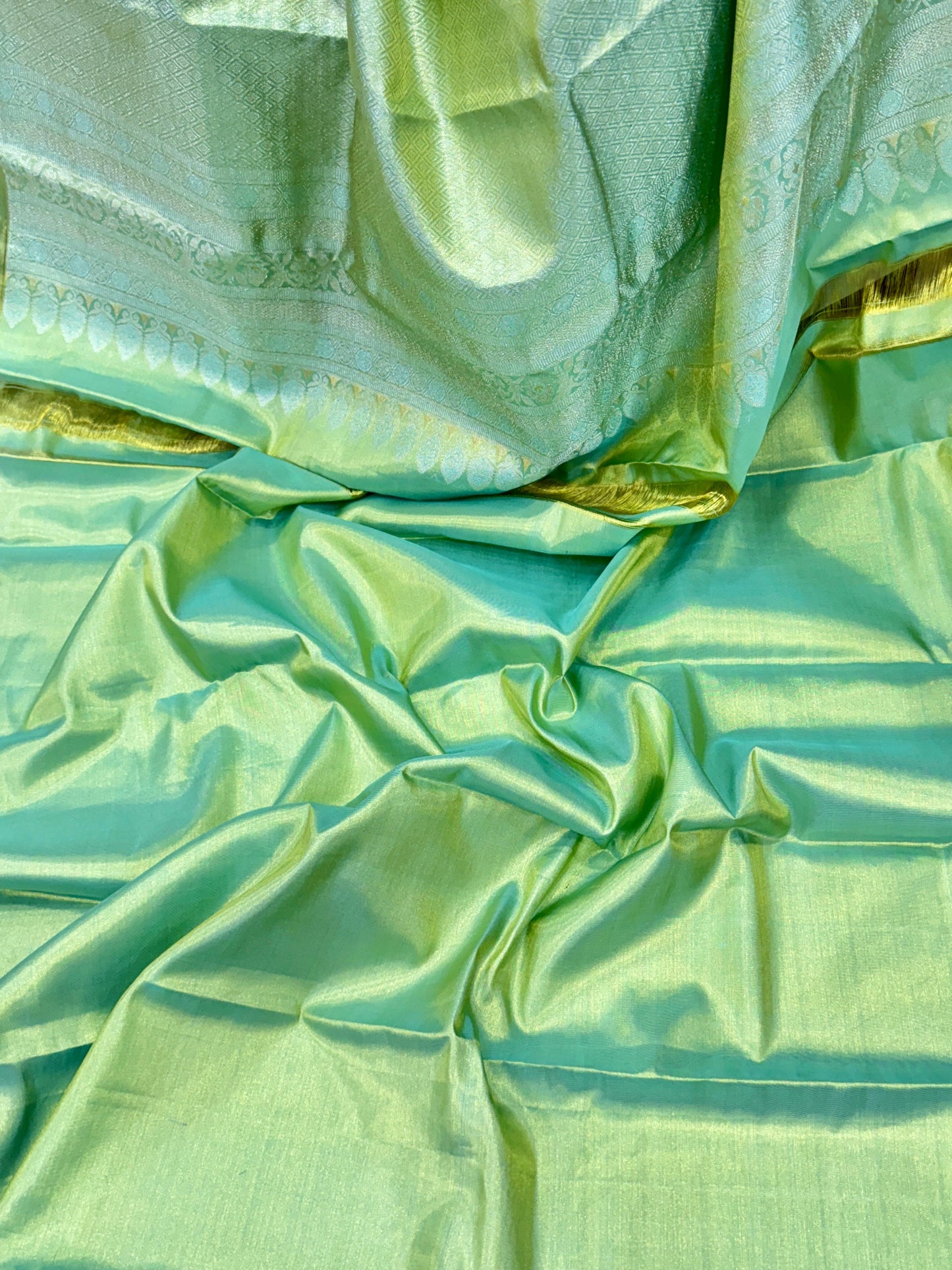 Handloom Borderless Pure Silk Saree in Sea Green with Zari Weaving – Elegant Bridal Saree