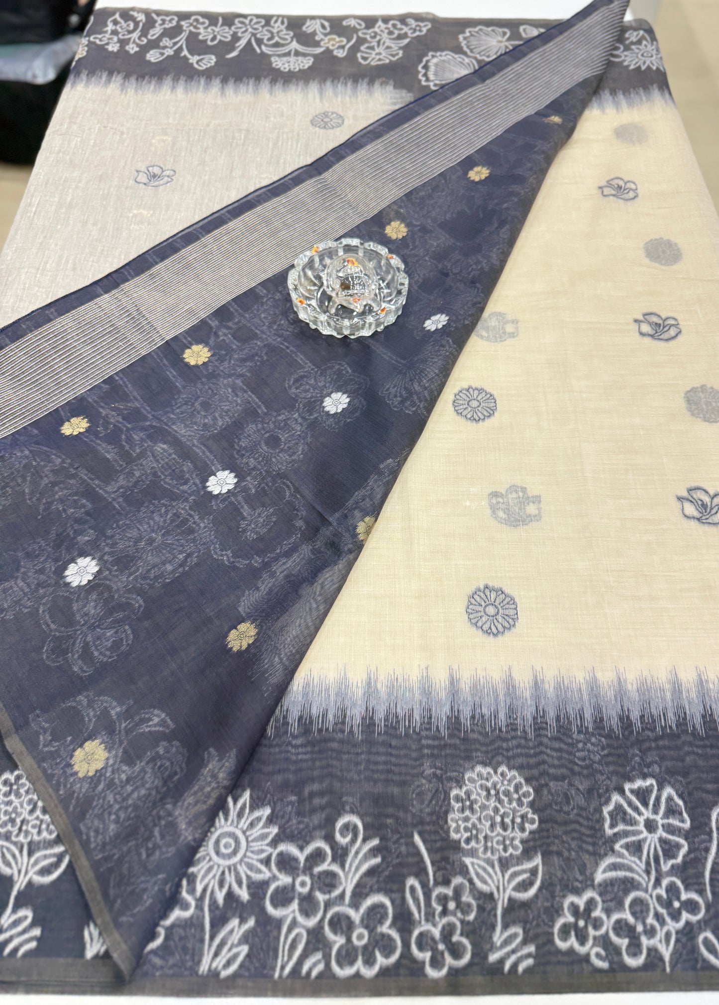 Munga cotton handloom weaving saree with woven floral border and tassel pallu for women