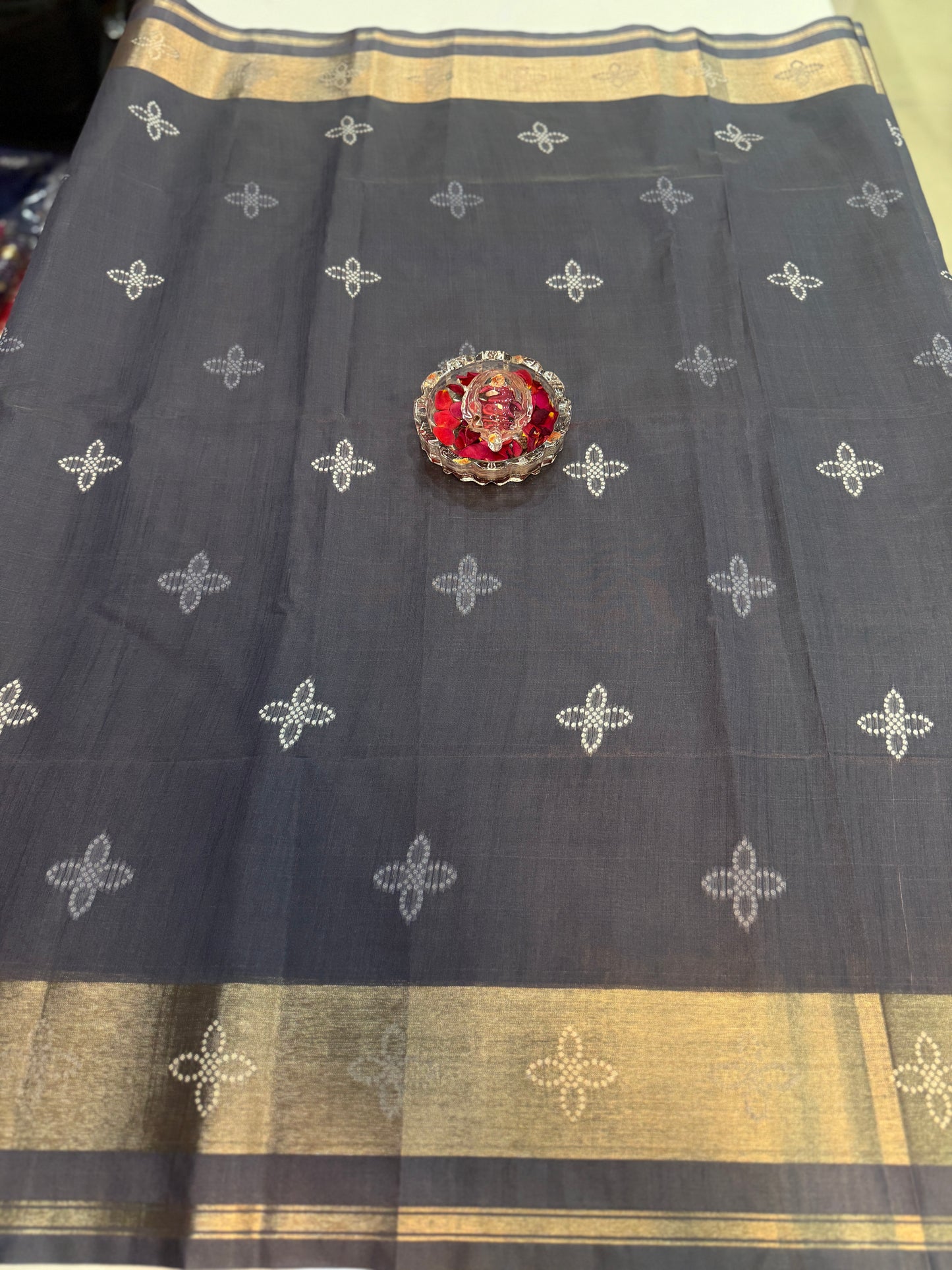 Woven Saree with Contrast Border and Tassel Pallu for Women