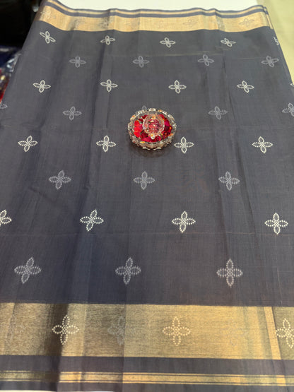 Woven Saree with Contrast Border and Tassel Pallu for Women