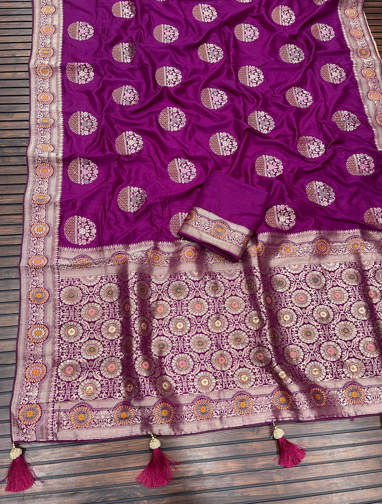Banarasi Dola Silk Saree with Meenakari Jaal Weaving, Zari Pallu, and Butti Blouse – Royal Splendor Collection