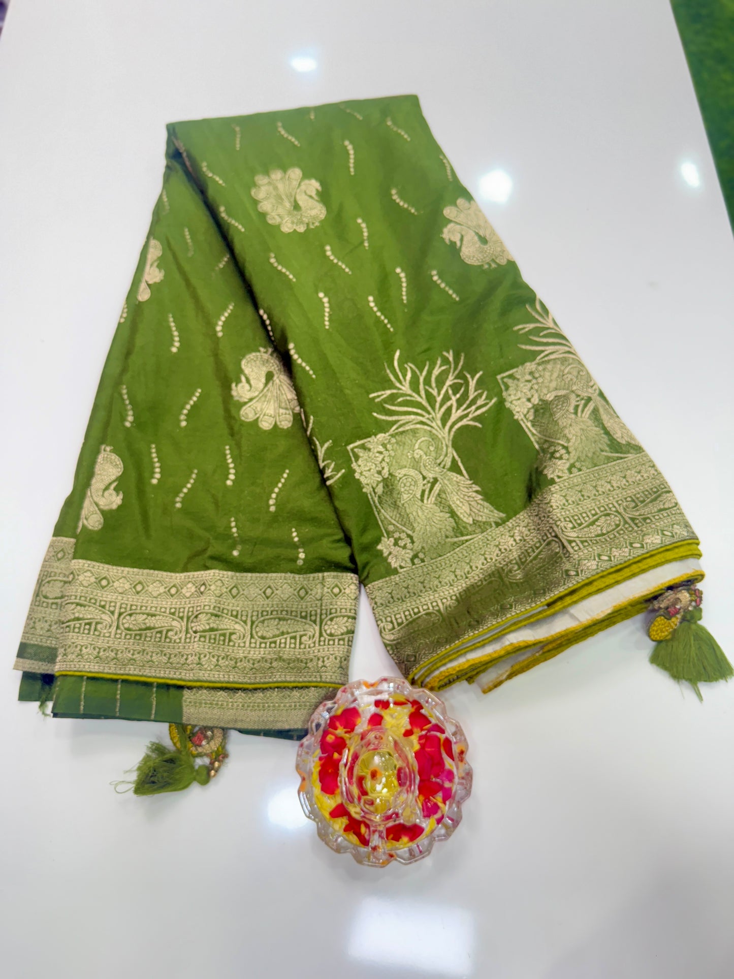 Pure Crepe Saree with Designer Contrast Blouse – Lightweight Festive Wear for Women