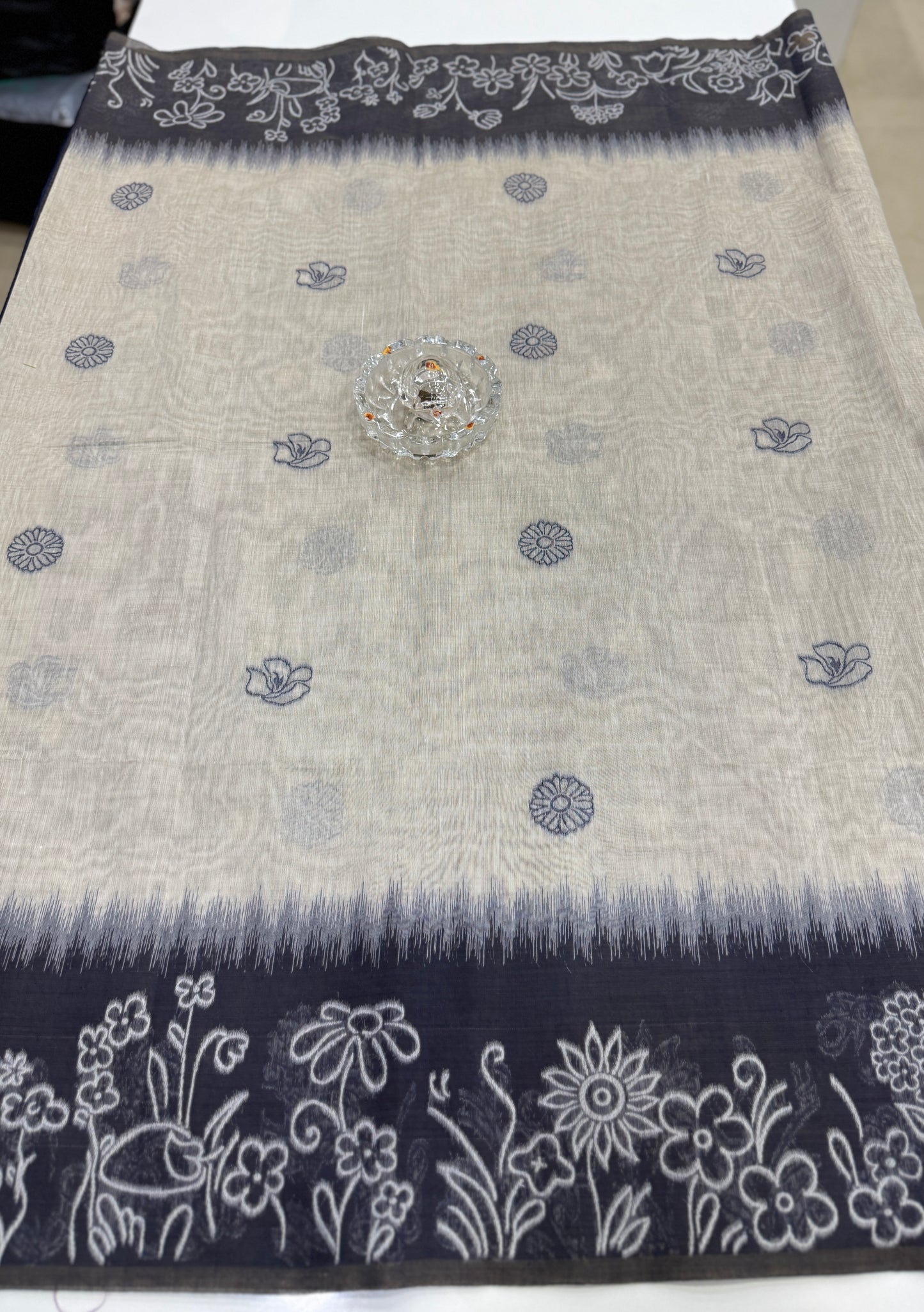 Munga cotton handloom weaving saree with woven floral border and tassel pallu for women