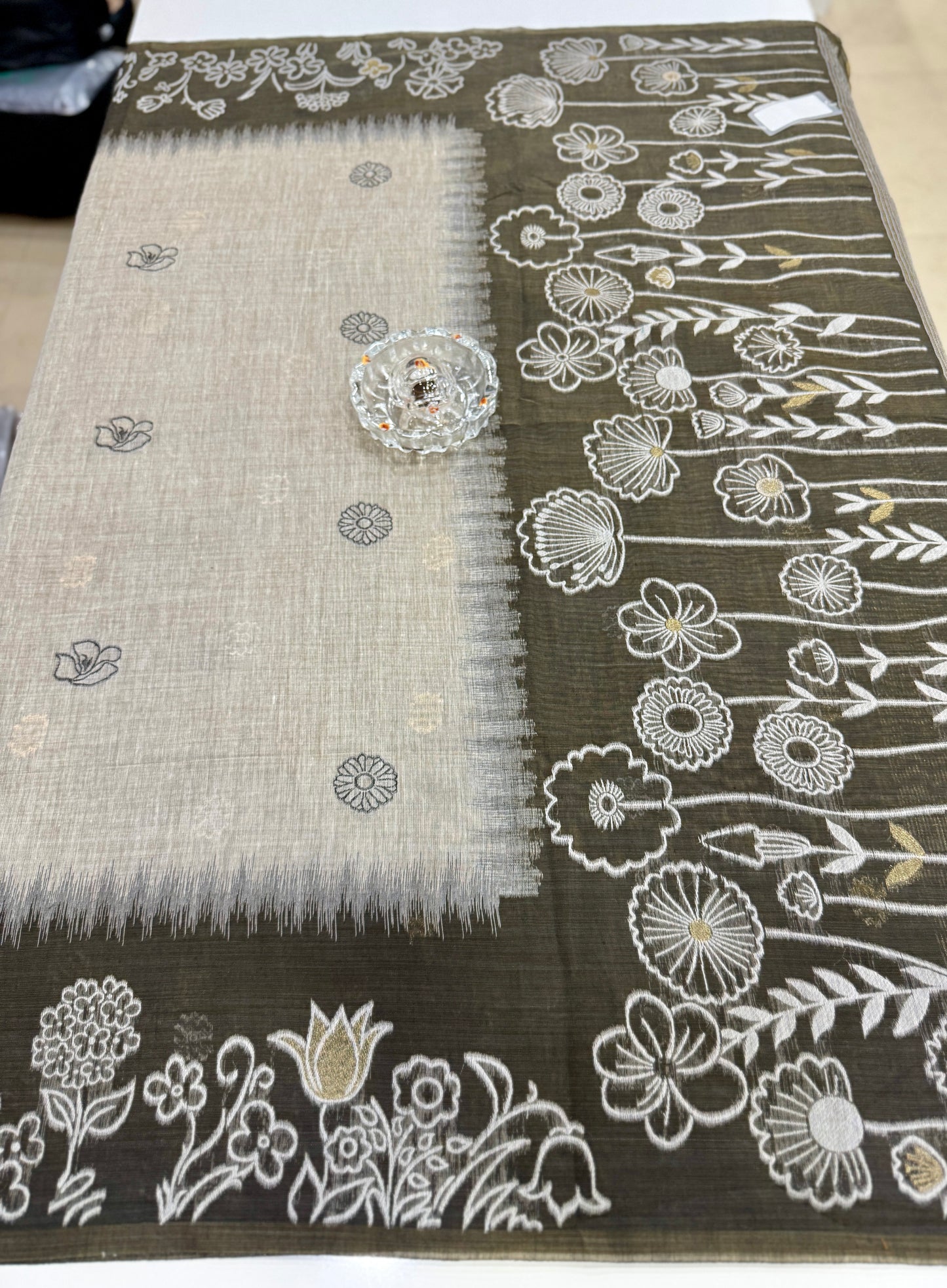 Munga cotton handloom weaving saree with woven floral border and tassel pallu for women