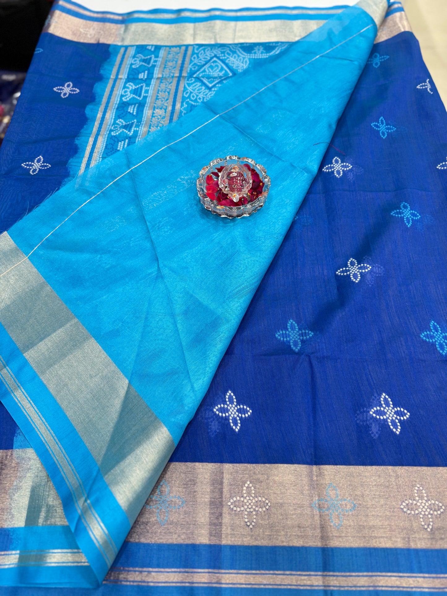 Woven Saree with Contrast Border and Tassel Pallu for Women