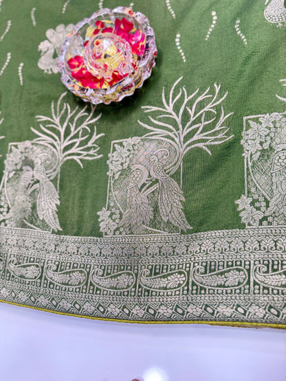 Pure Crepe Saree with Designer Contrast Blouse – Lightweight Festive Wear for Women