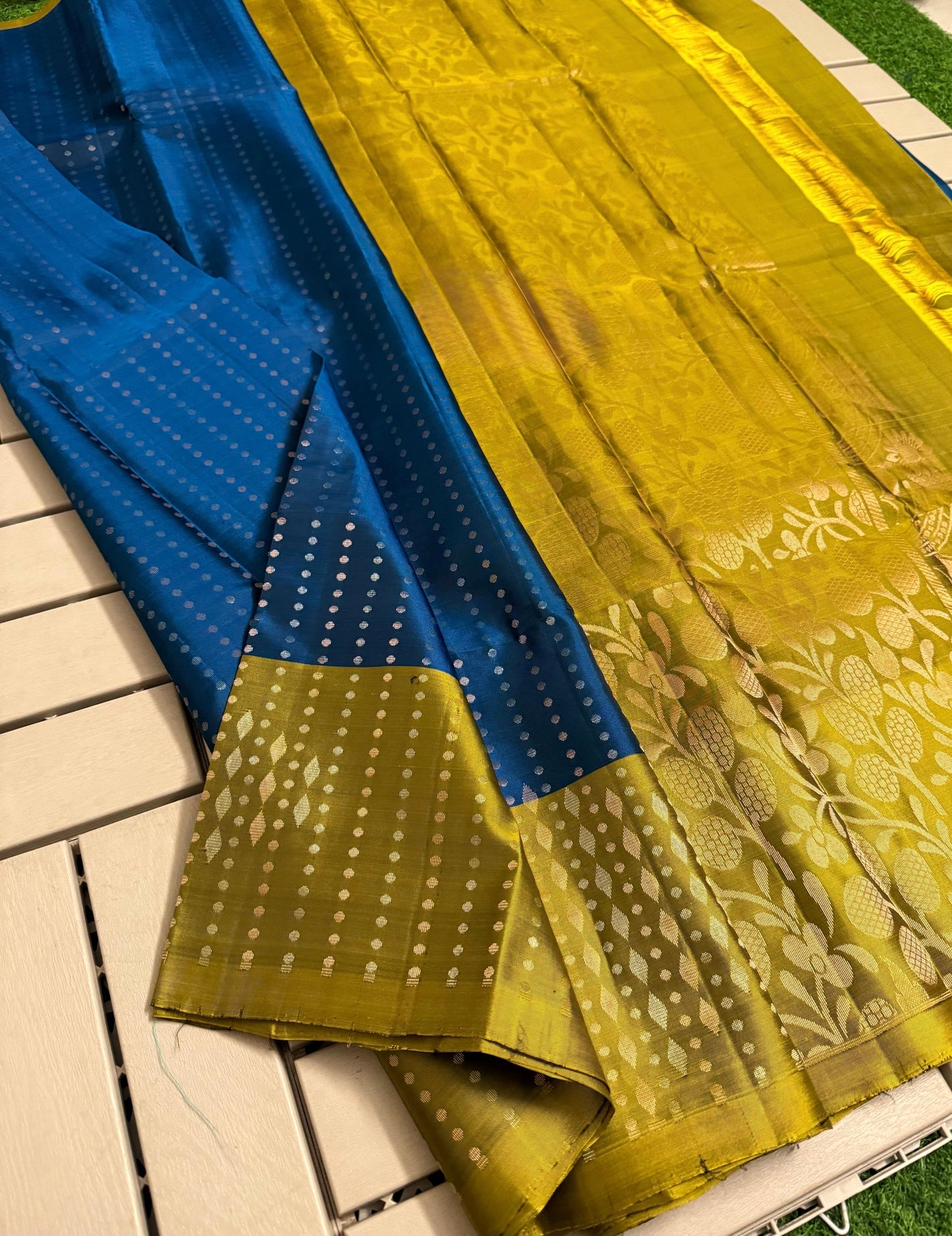 Pure Handloom Double Warp Kanchi Pattu Saree with Zari Motifs, Contrast Border & Royal Woven Pallu