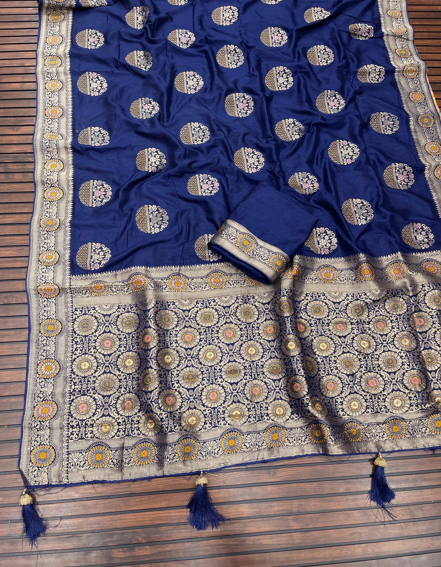 Banarasi Dola Silk Saree with Meenakari Jaal Weaving, Zari Pallu, and Butti Blouse – Royal Splendor Collection