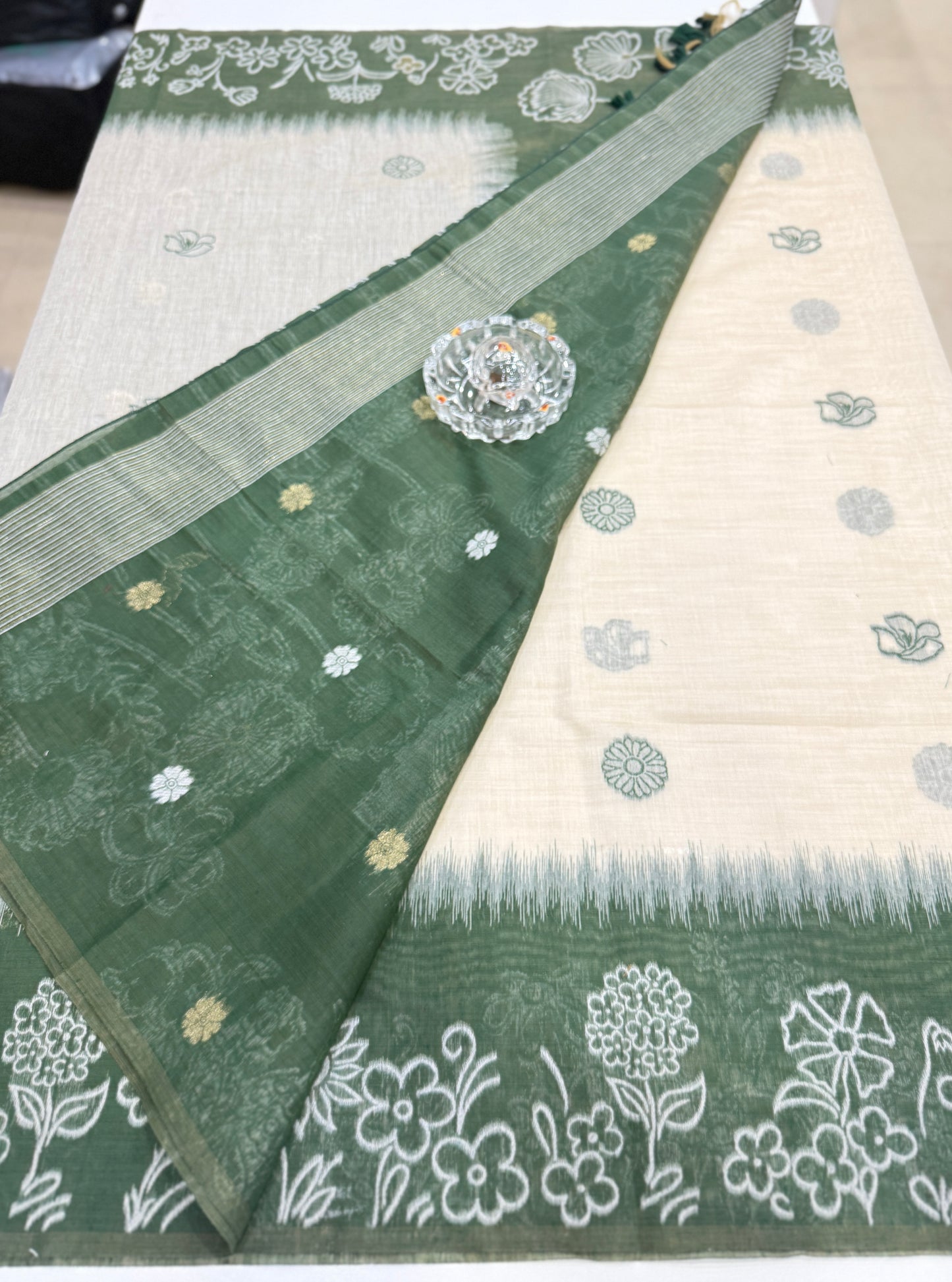 Munga cotton handloom weaving saree with woven floral border and tassel pallu for women
