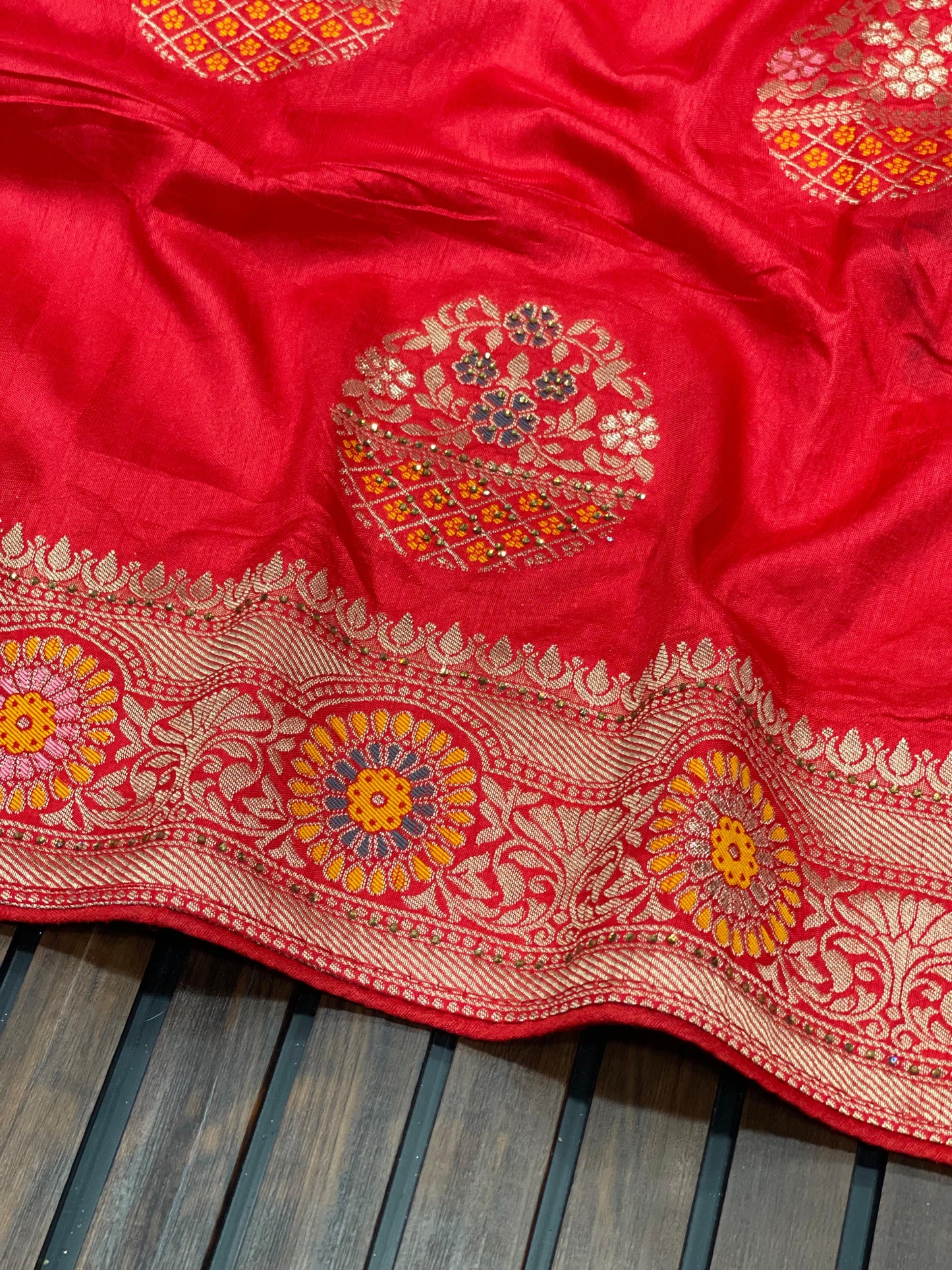 Banarasi Dola Silk Saree with Meenakari Jaal Weaving, Zari Pallu, and Butti Blouse – Royal Splendor Collection