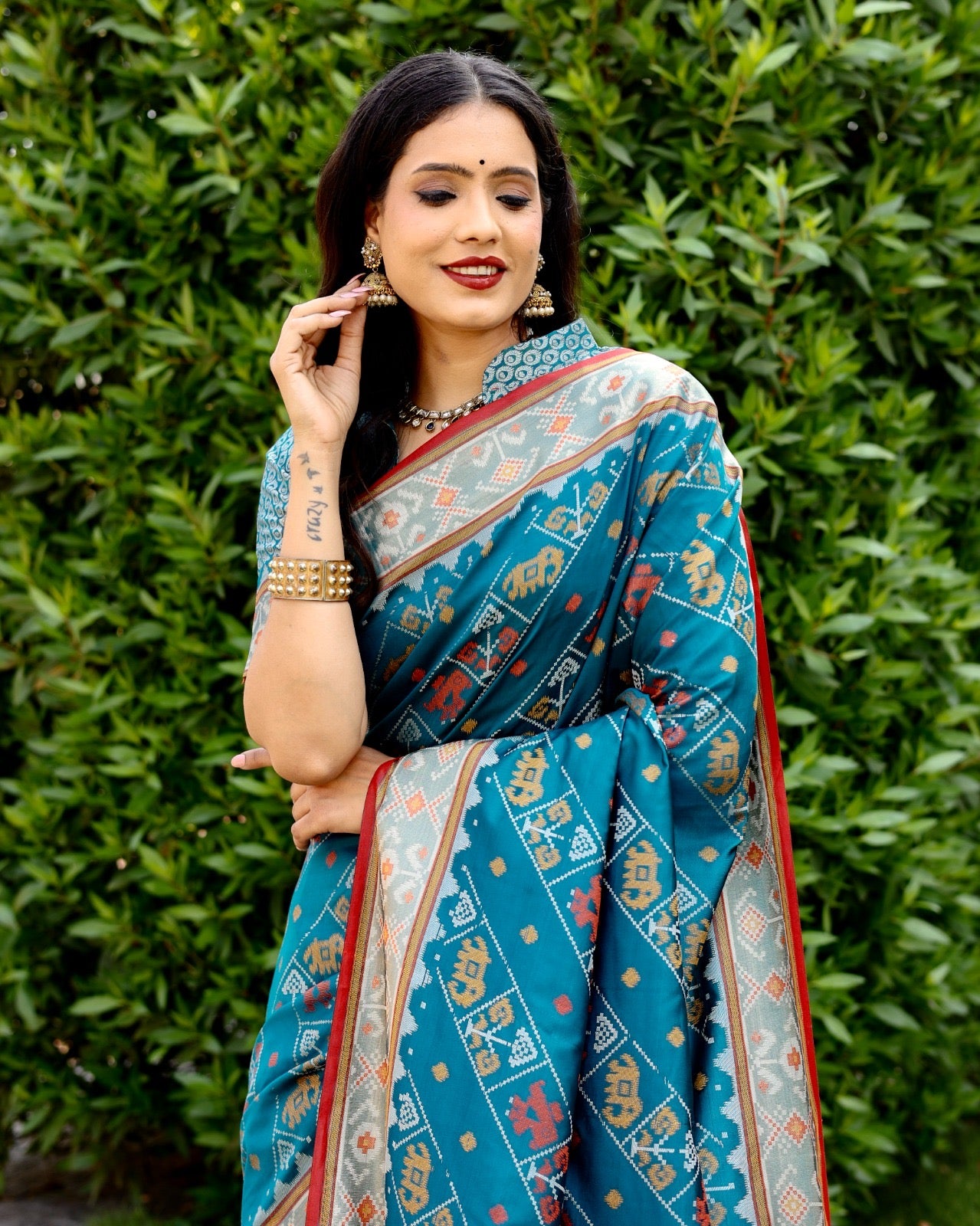 Ikkat Patola Silk Saree with Contrast Zari Weaving and Kanchi Borders – Festive Wear
