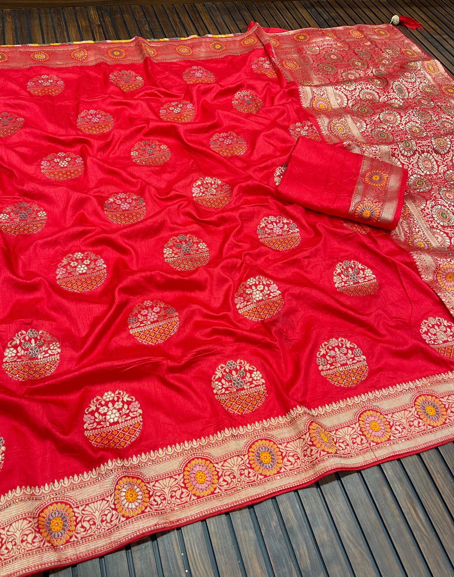 Banarasi Dola Silk Saree with Meenakari Jaal Weaving, Zari Pallu, and Butti Blouse – Royal Splendor Collection