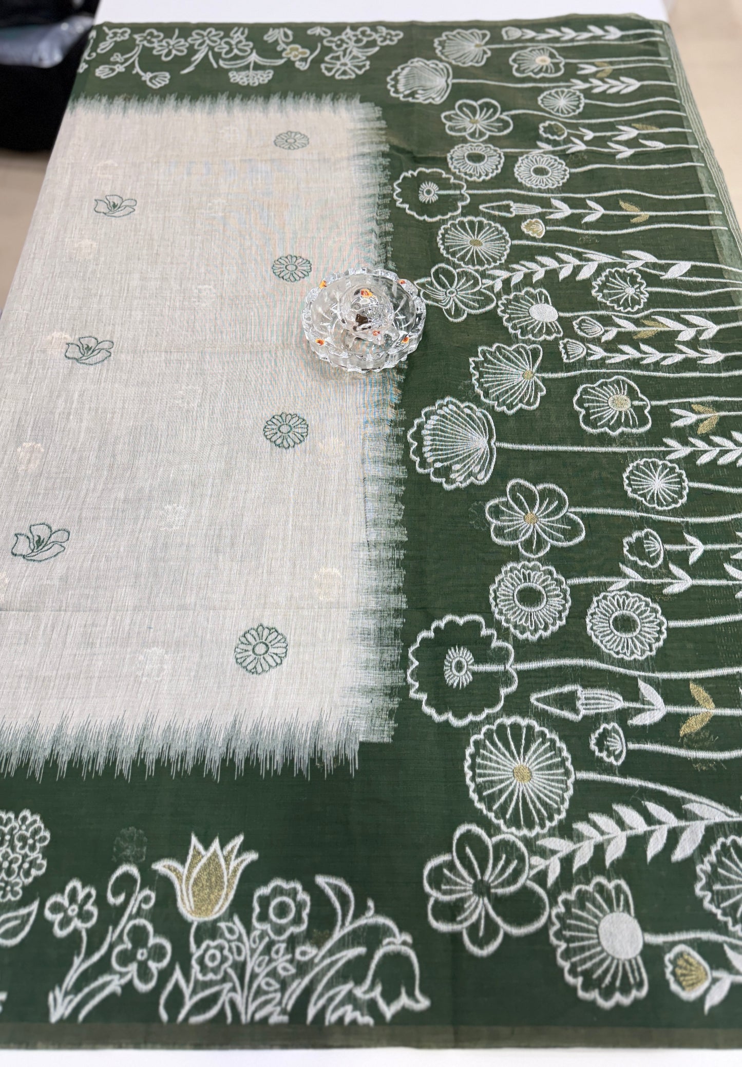 Munga cotton handloom weaving saree with woven floral border and tassel pallu for women