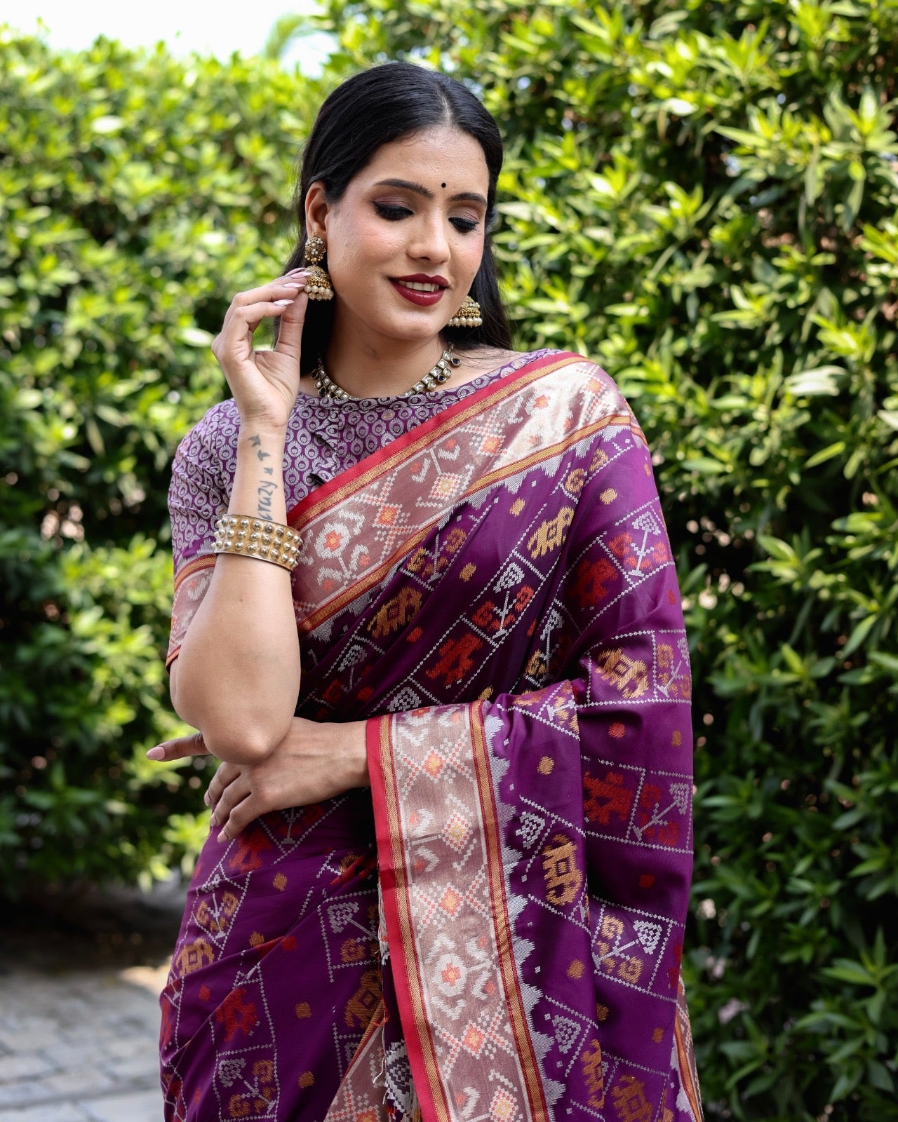 Ikkat Patola Silk Saree with Contrast Zari Weaving and Kanchi Borders – Festive Wear