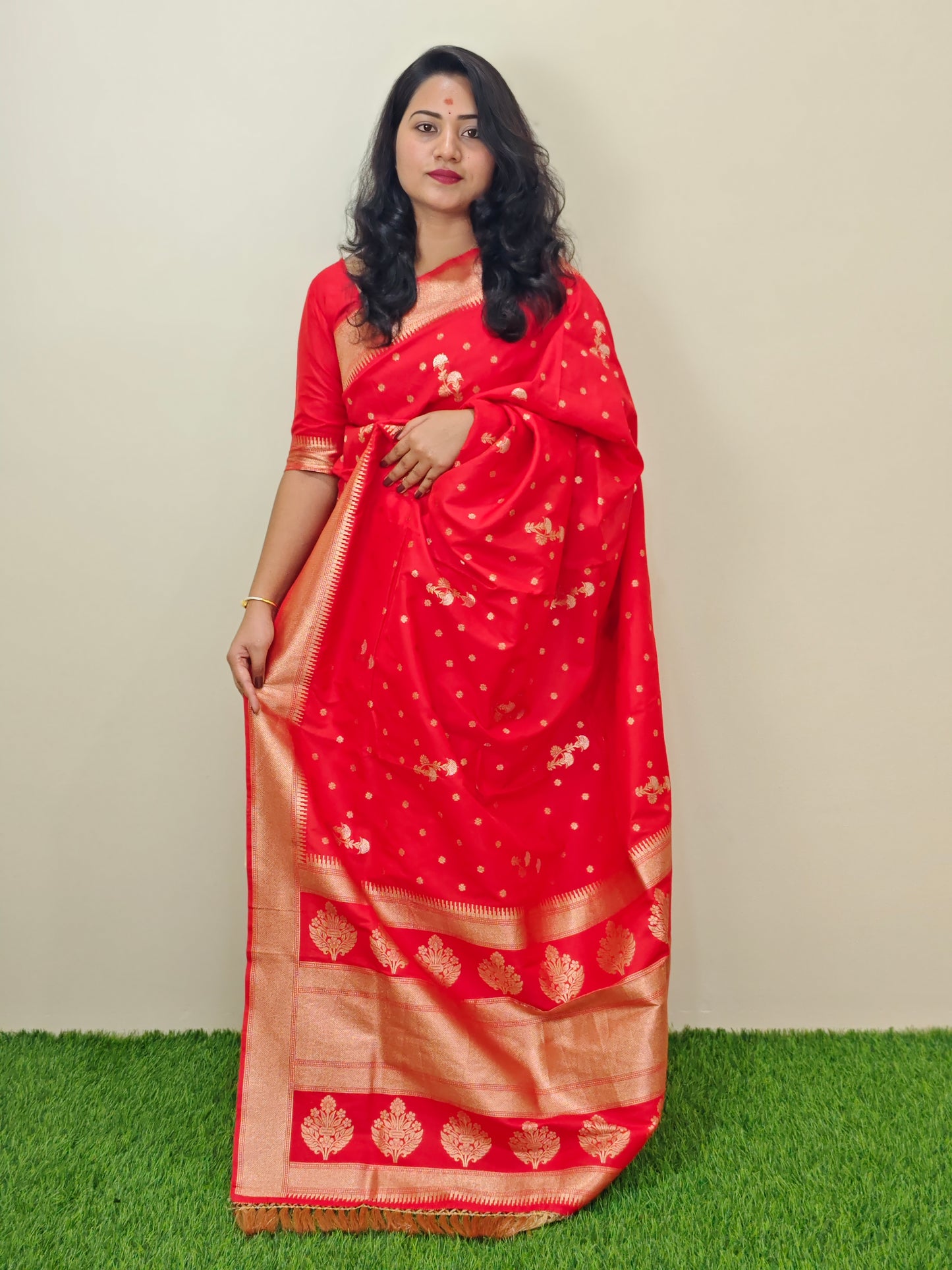 Banarasi Soft Silk Saree with Intricate Weaving & Traditional Motifs – Festive & Wedding Wear