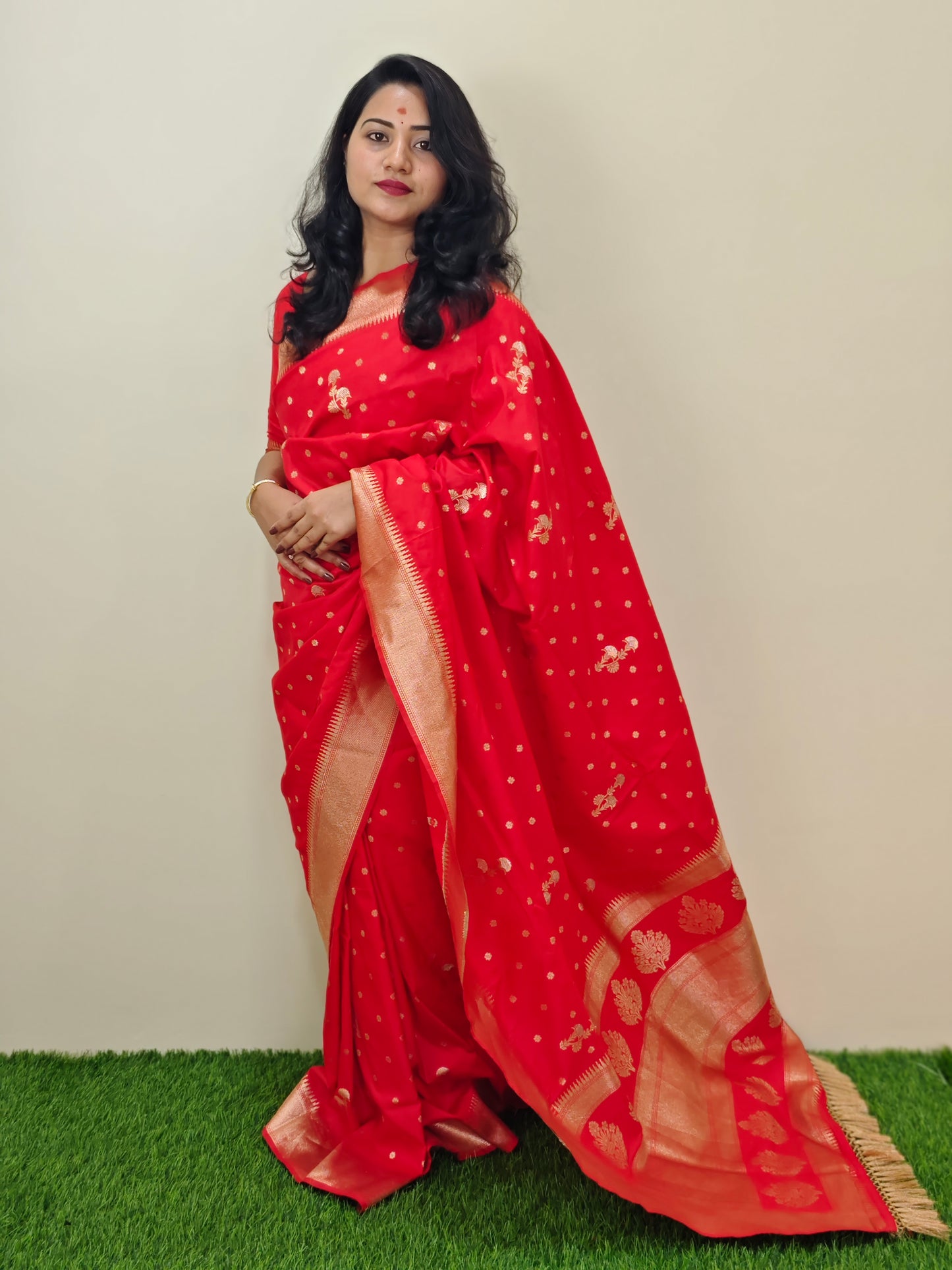 Banarasi Soft Silk Saree with Intricate Weaving & Traditional Motifs – Festive & Wedding Wear