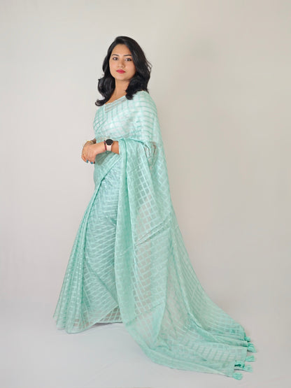 Wrinkle Chex Soft Georgette Saree with Tassel Pallu and Lucknowi White Blouse Piece